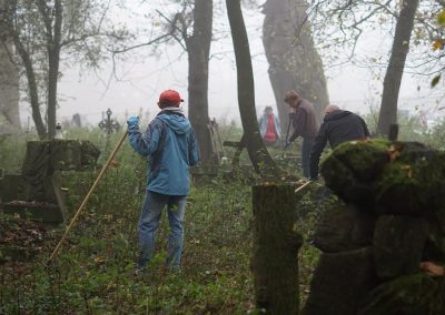 Sprzątanie cmentarza ewangelickiego w Końskowoli